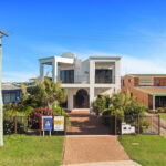 90 Esplanade, POINT VERNON, QLD 4655 AUS