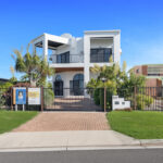 90 Esplanade, POINT VERNON, QLD 4655 AUS