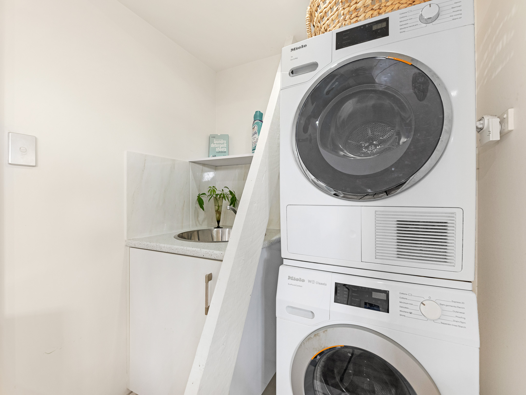 6 Bruce Street, TORQUAY, QLD 4655 AUS