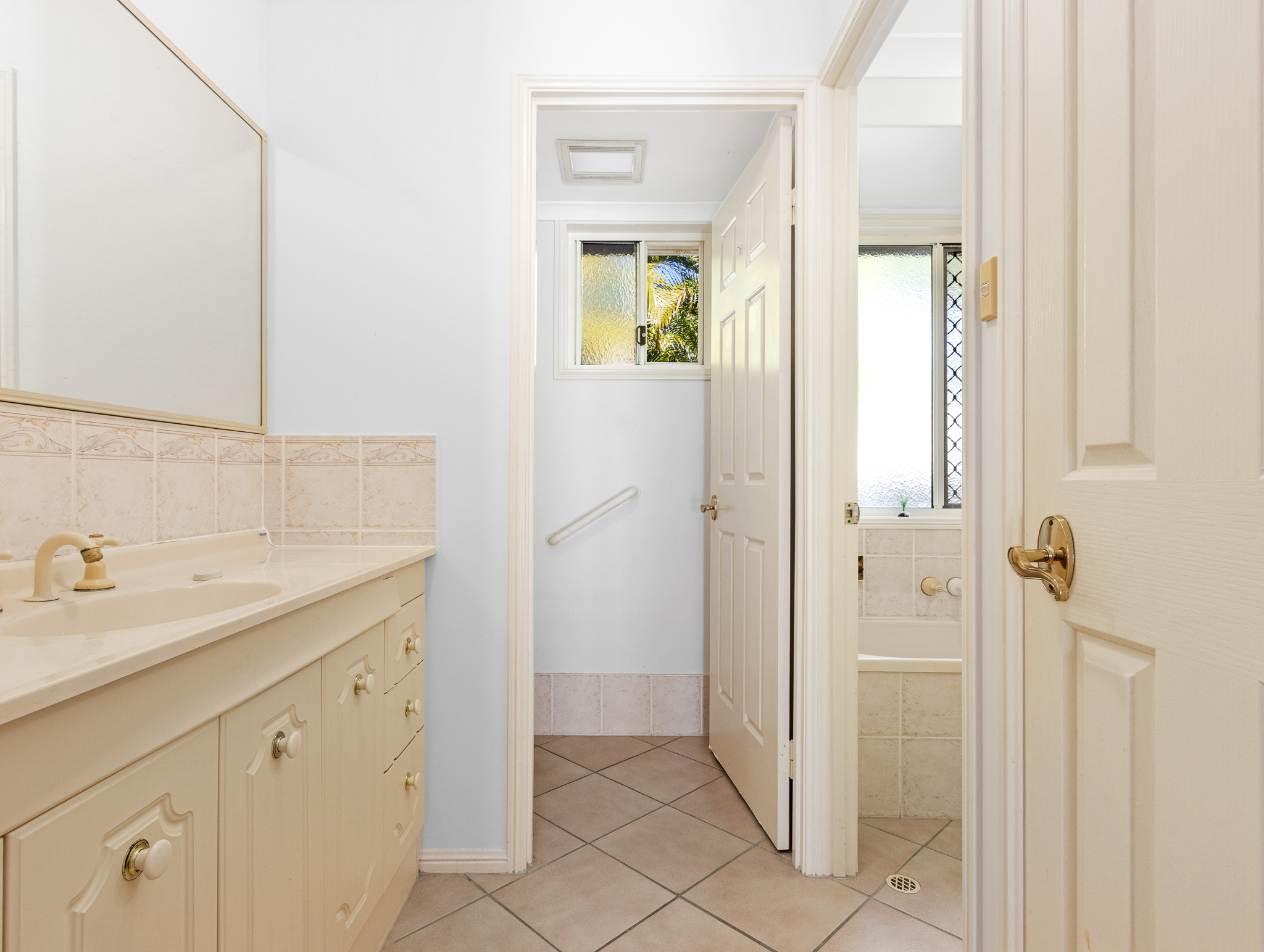 129-131 Cove Boulevard, RIVER HEADS, QLD 4655 AUS