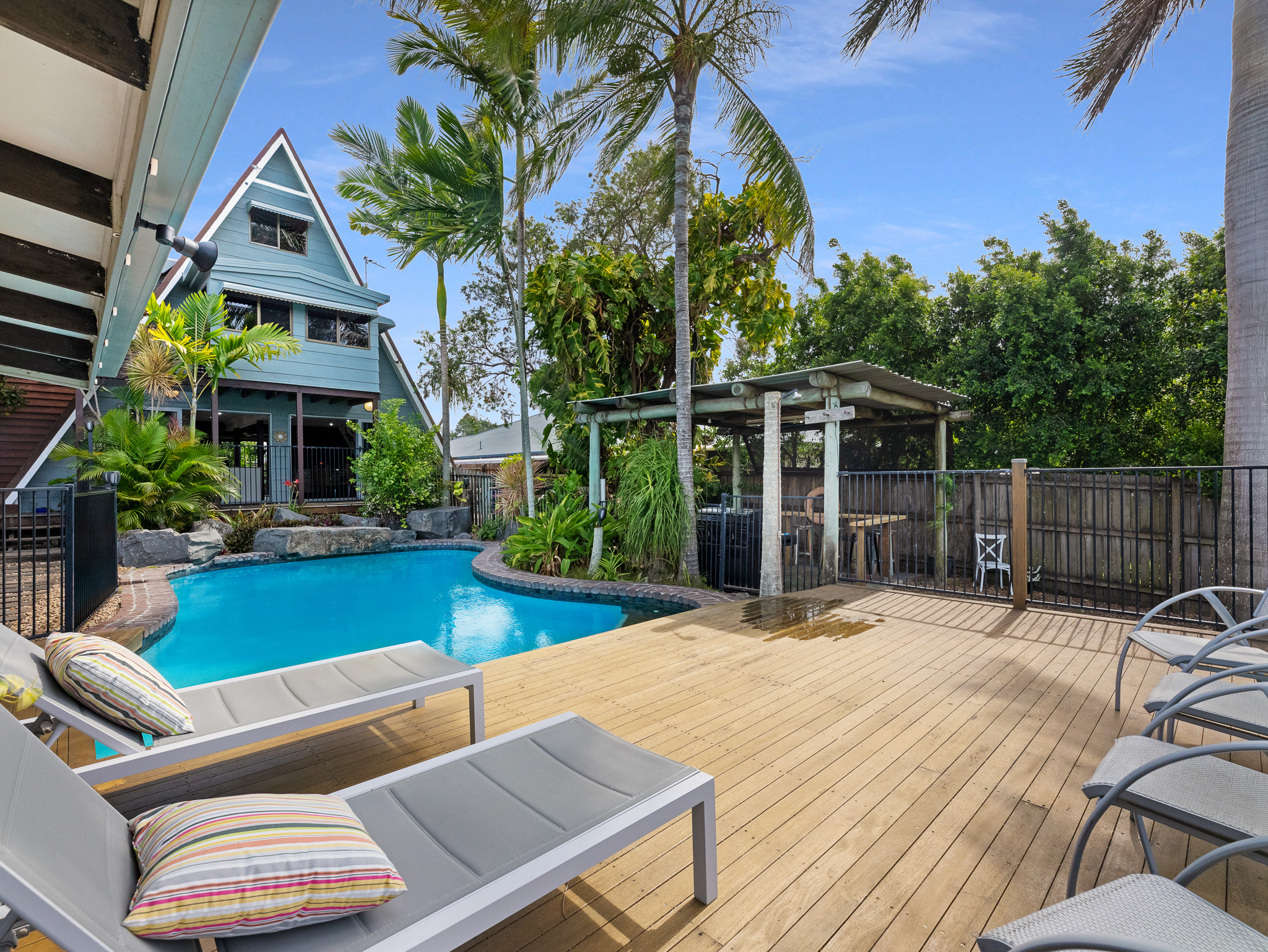 6 Bruce Street, TORQUAY, QLD 4655 AUS