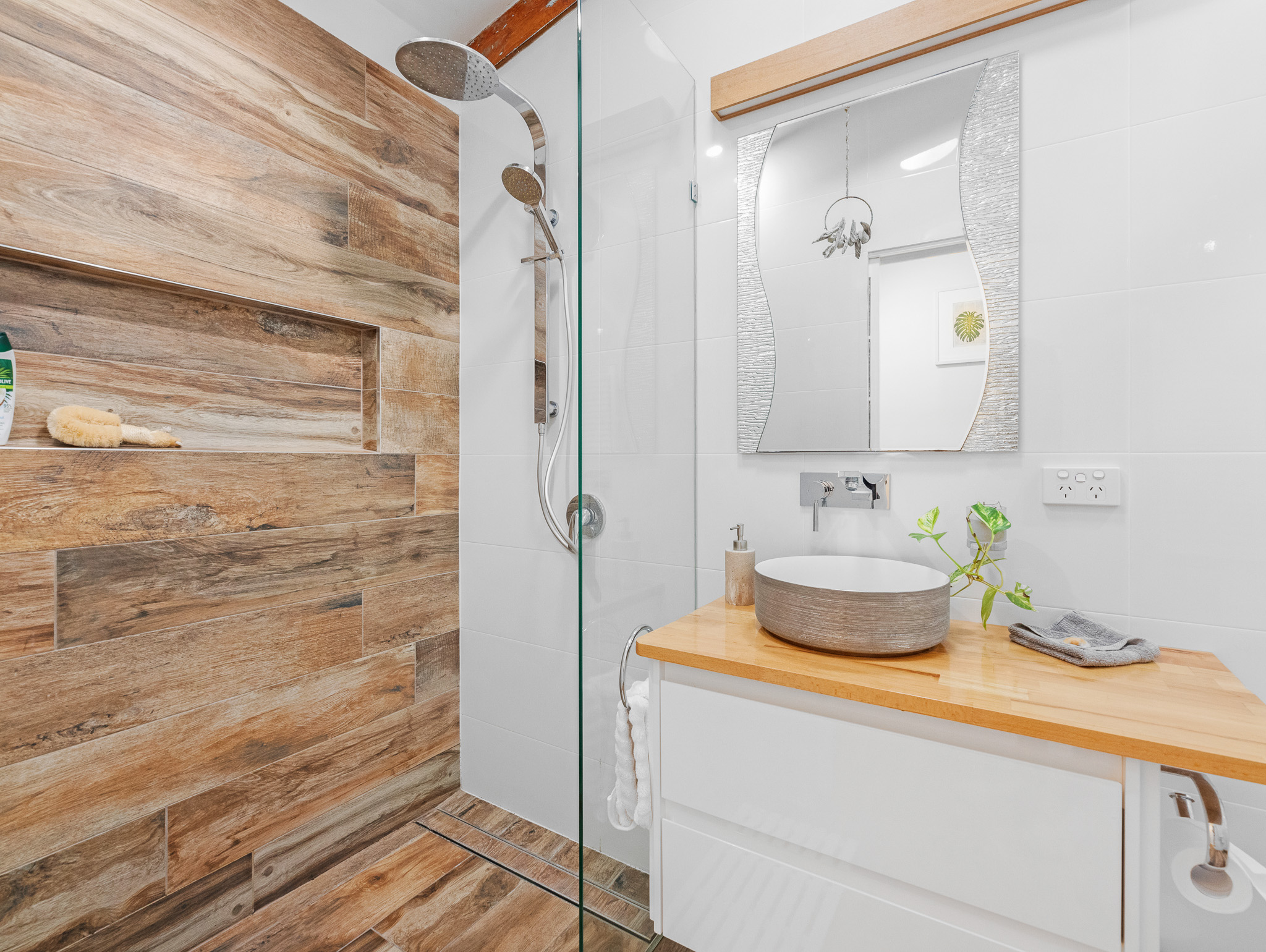 6 Bruce Street, TORQUAY, QLD 4655 AUS