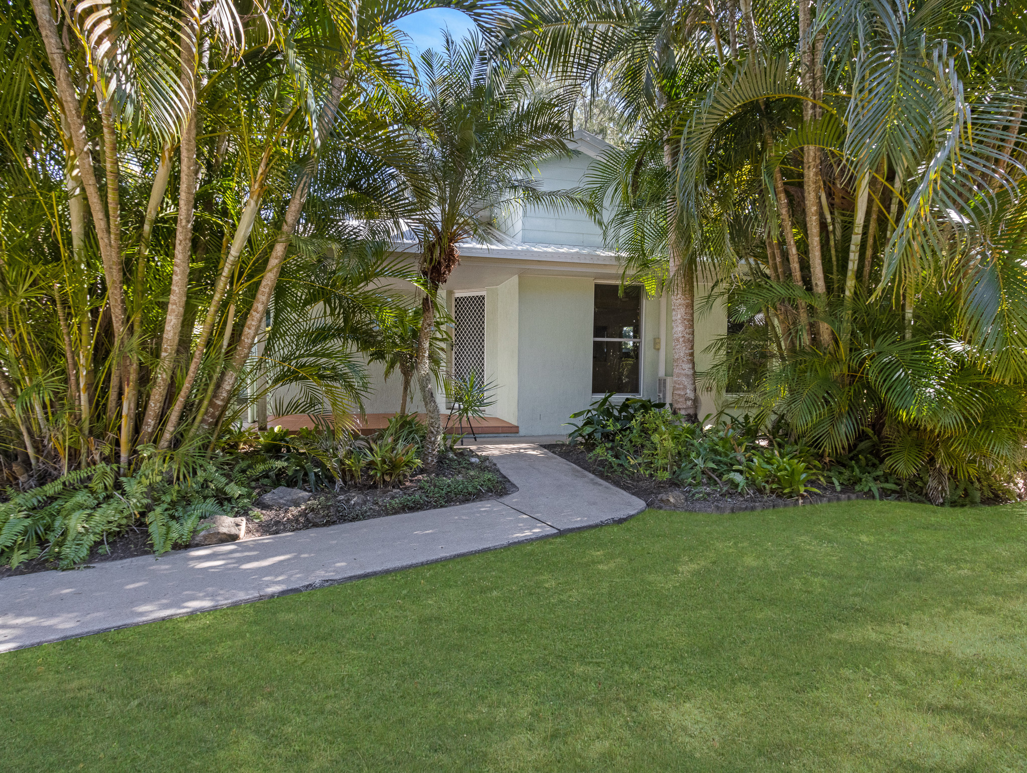 4 Palmwood Drive, DUNDOWRAN BEACH, QLD 4655 AUS