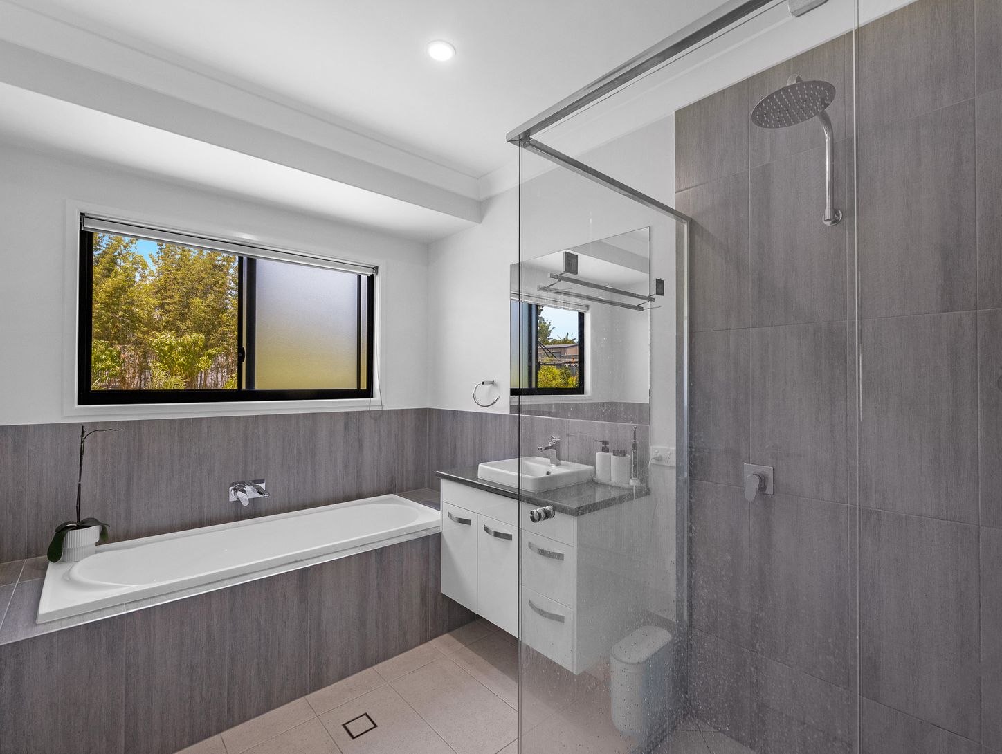 138-140 Cove Boulevard, RIVER HEADS, QLD 4655 AUS