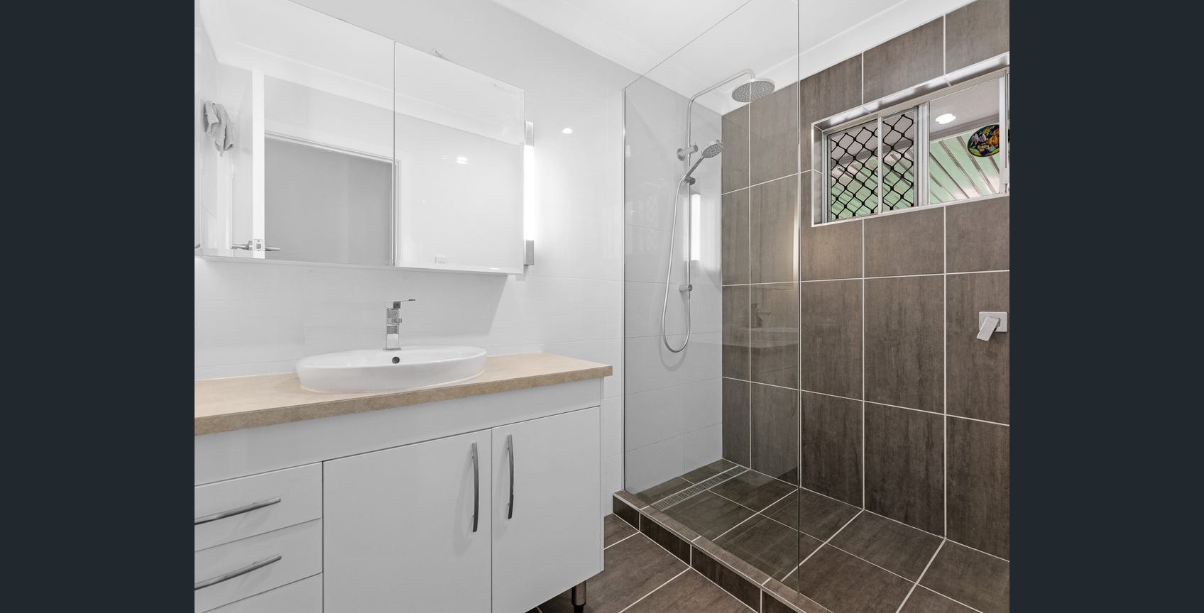 17 Campbell Street, TORQUAY, QLD 4655 AUS