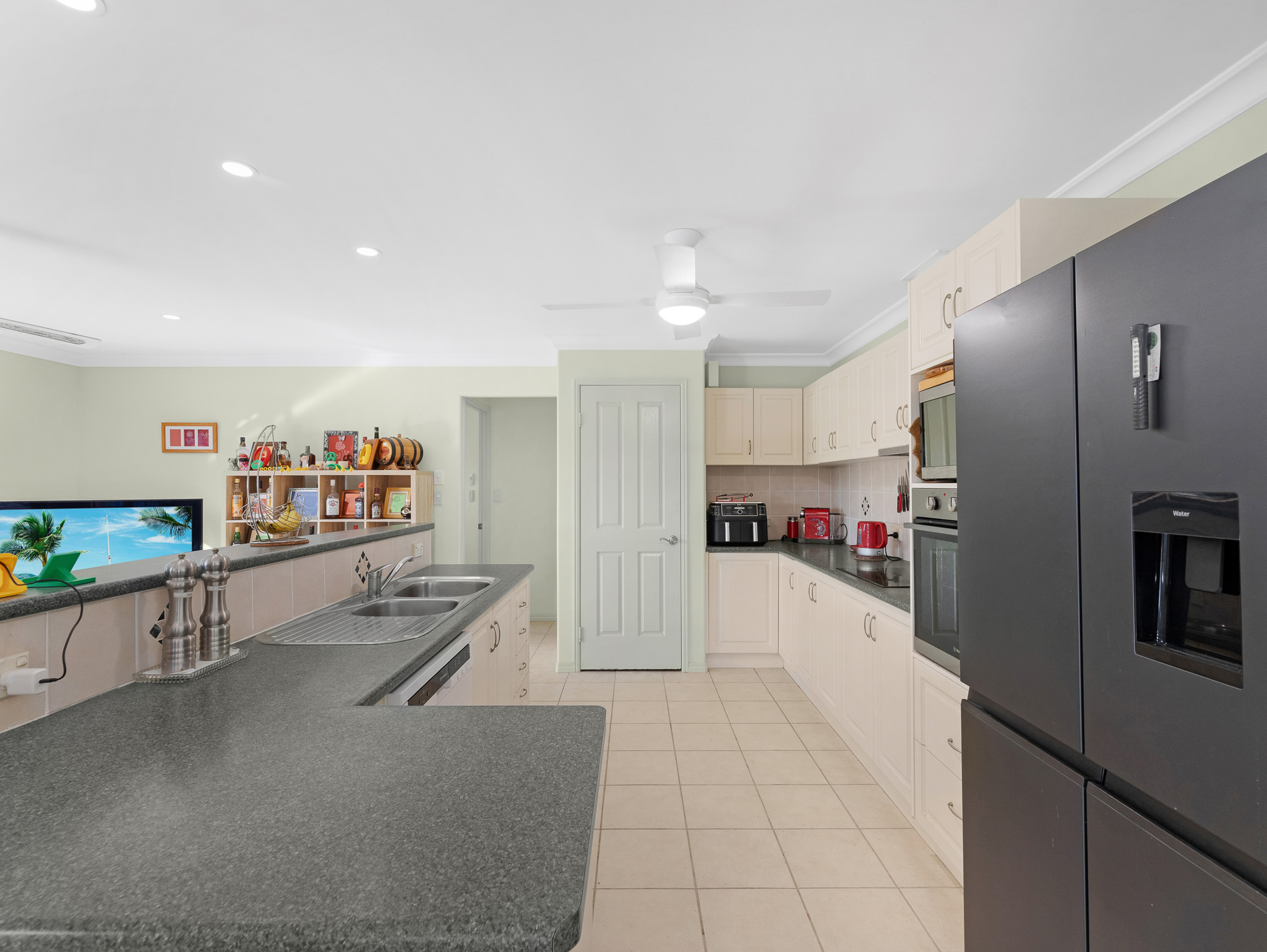 9 Florida Court, TORQUAY, QLD 4655 AUS