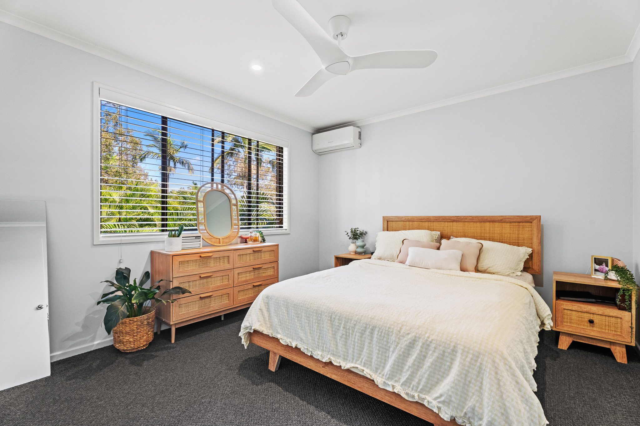 16 Wellington Crescent, WONDUNNA, QLD 4655 AUS