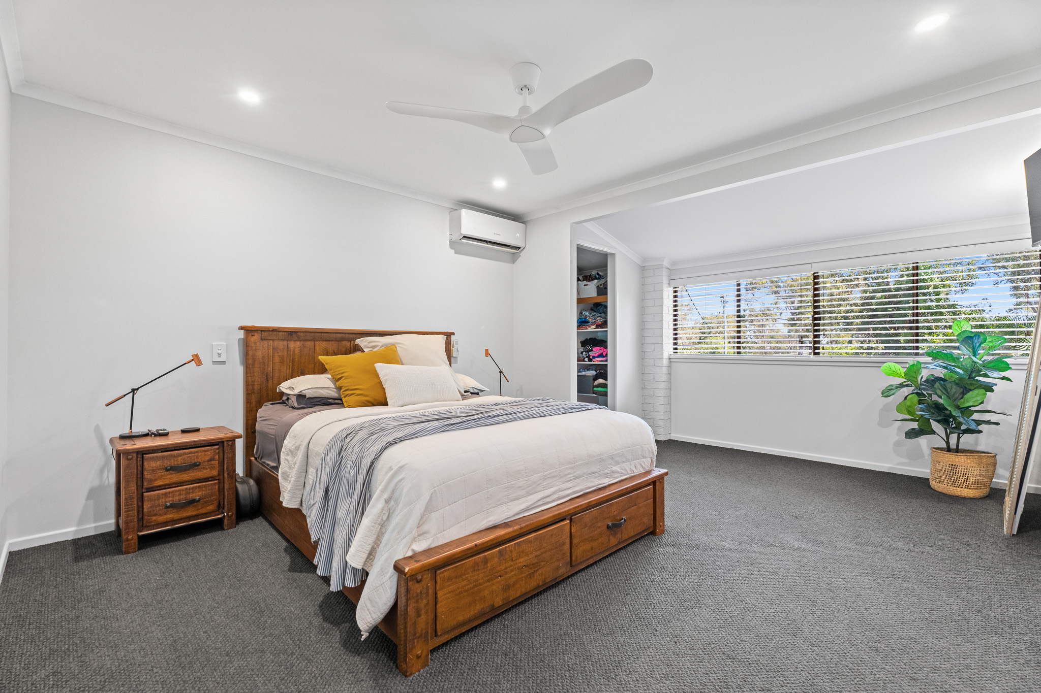 16 Wellington Crescent, WONDUNNA, QLD 4655 AUS