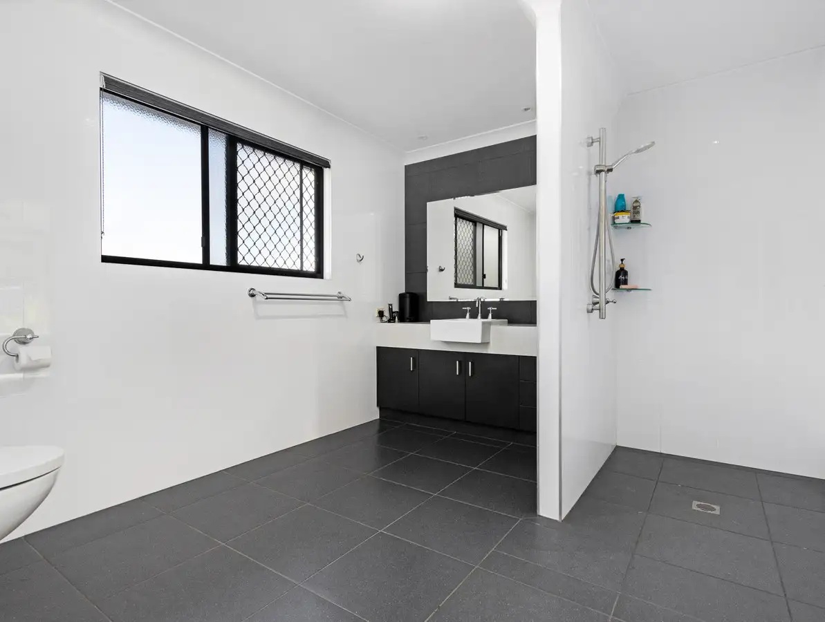 5 Lakeside Drive, BURRUM HEADS, QLD 4659 AUS