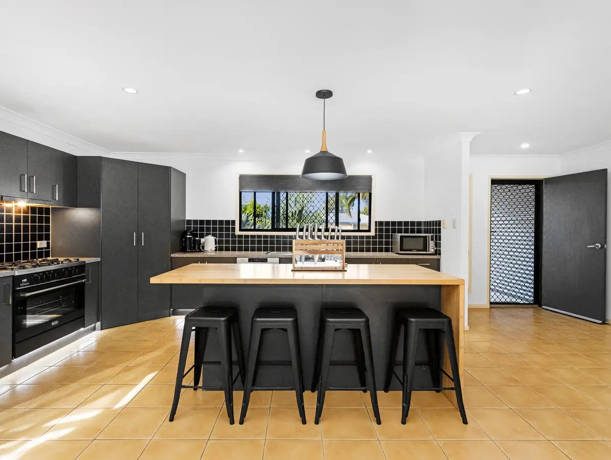 5 Lakeside Drive, BURRUM HEADS, QLD 4659 AUS