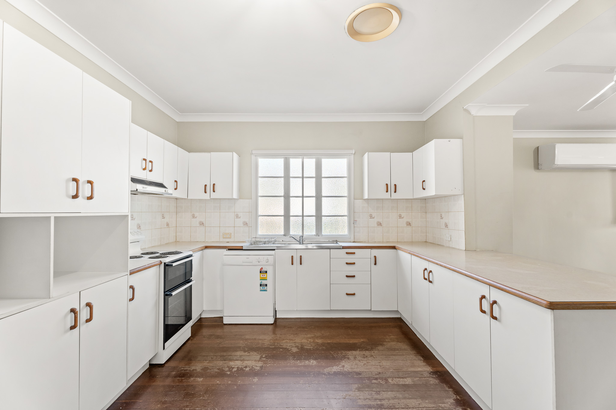 15 Ocean Street, TORQUAY, QLD 4655 AUS