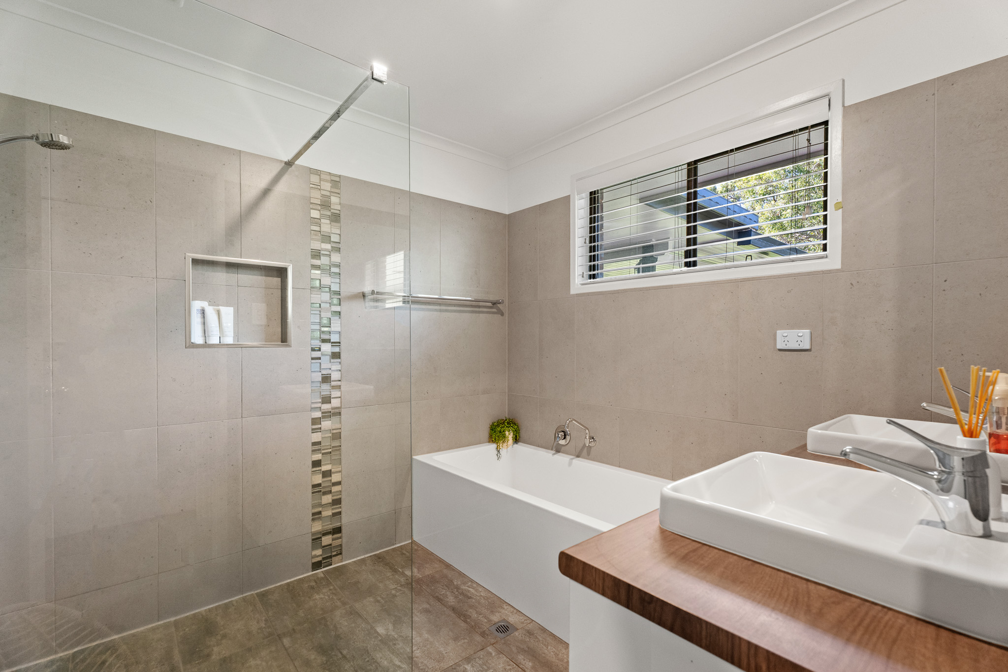 16 Wellington Crescent, WONDUNNA, QLD 4655 AUS