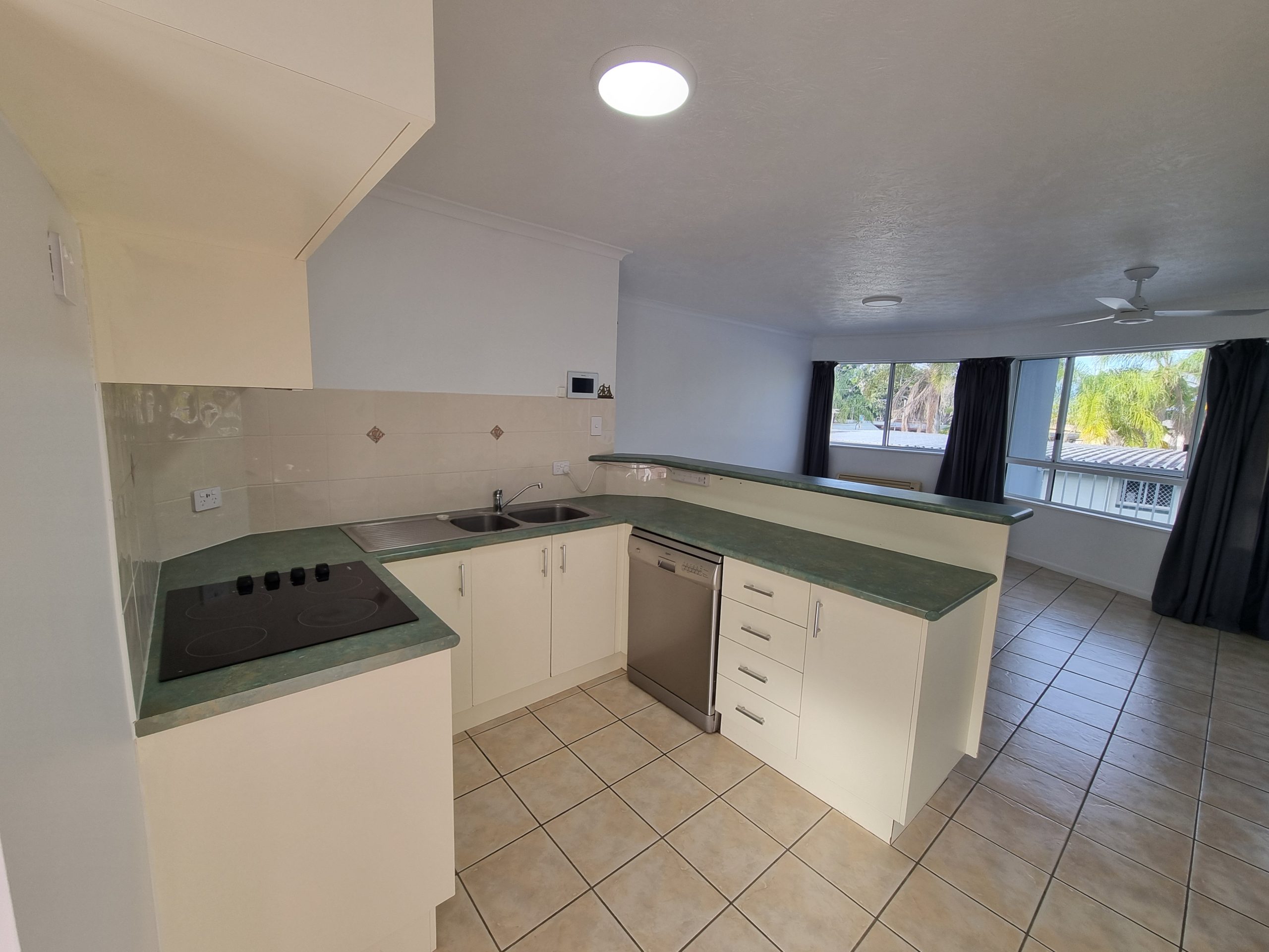 11/407 Esplanade, TORQUAY, QLD 4655 AUS
