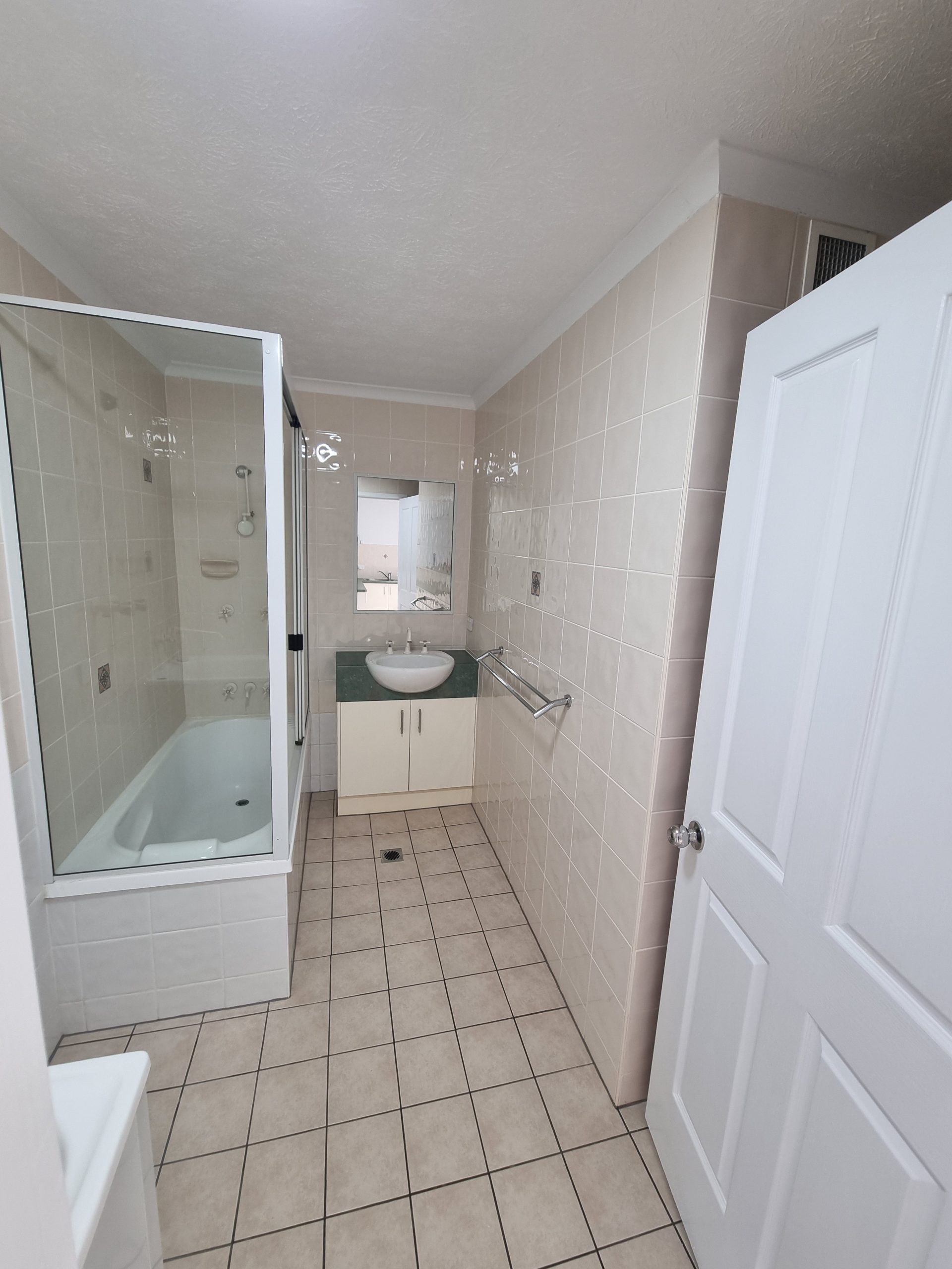 11/407 Esplanade, TORQUAY, QLD 4655 AUS