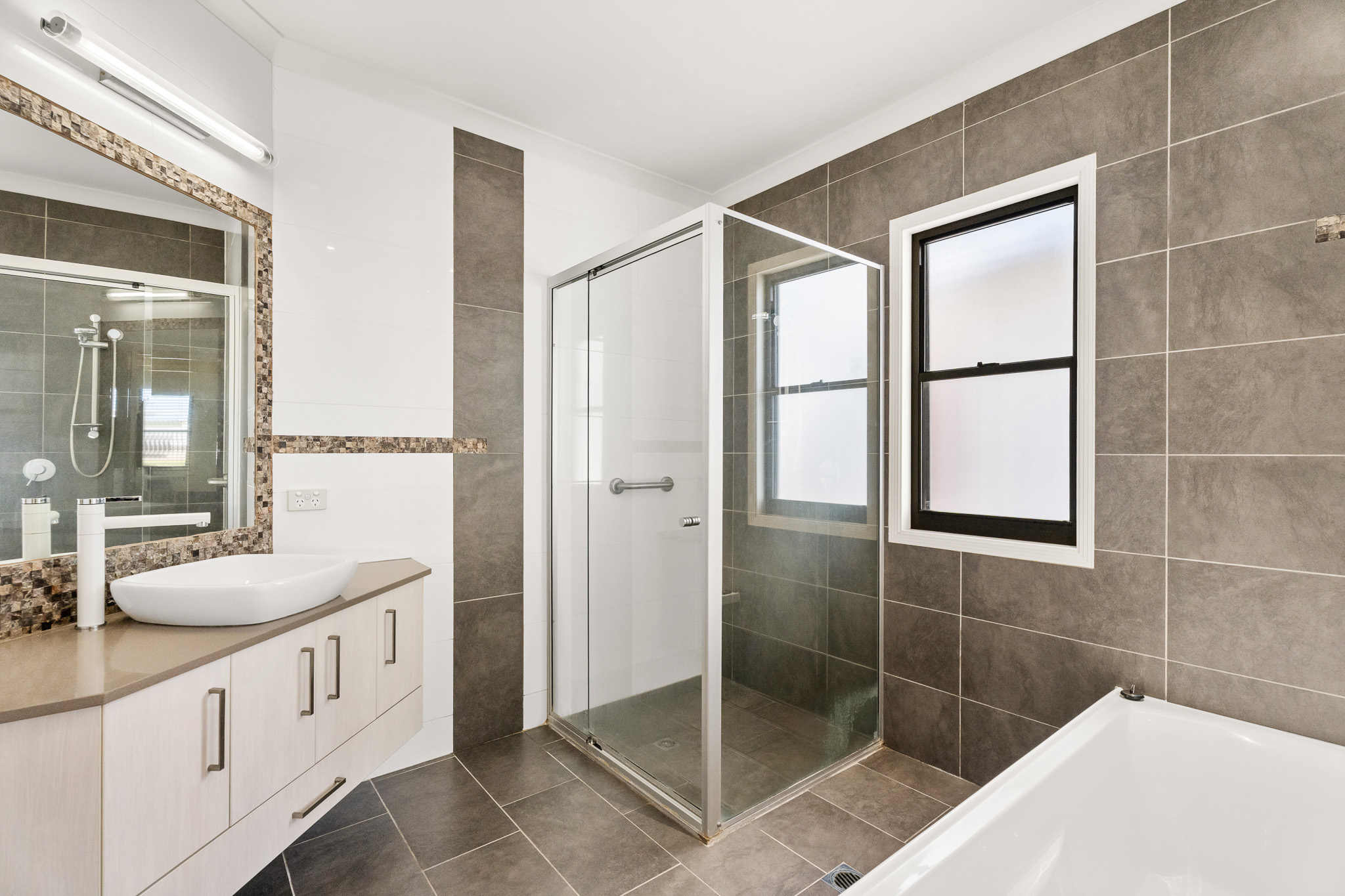 2/40 Victor Drive, KAWUNGAN, QLD 4655 AUS