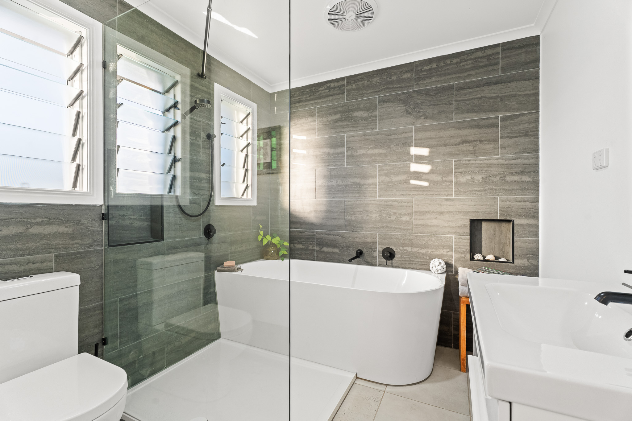 11 Lakeside Court, TORQUAY, QLD 4655 AUS