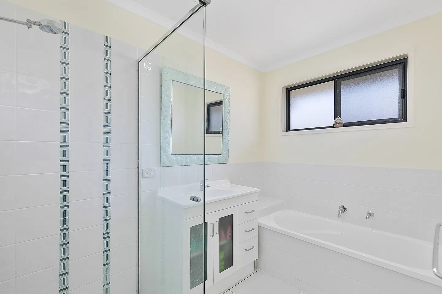 10 Corella Street, KAWUNGAN, QLD 4655 AUS