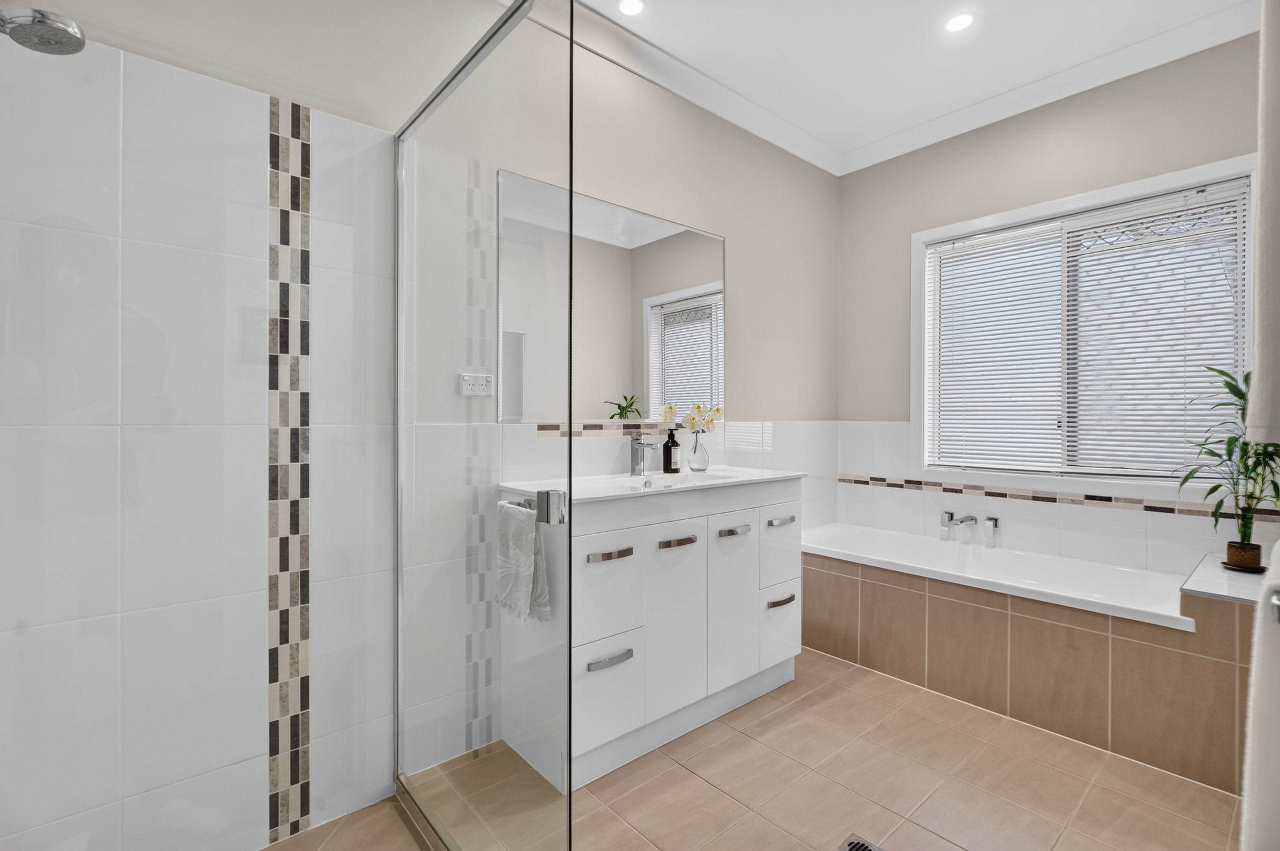8 Windemere Road, WONDUNNA, QLD 4655 AUS