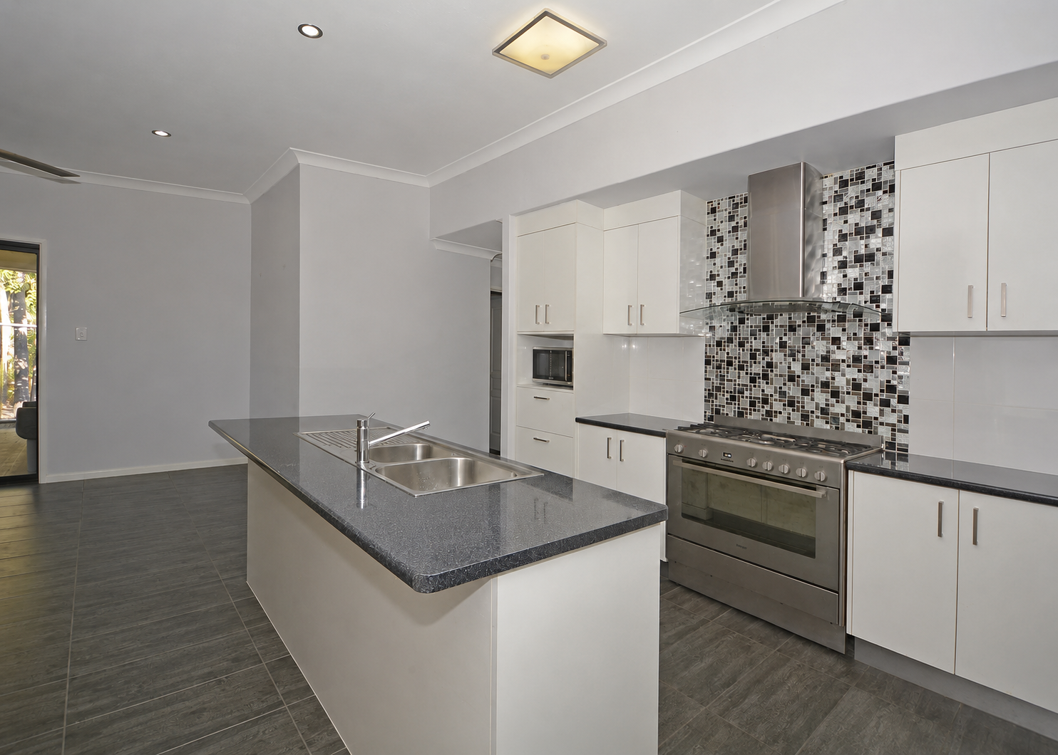 27 Spence Street, POINT VERNON, QLD 4655 AUS