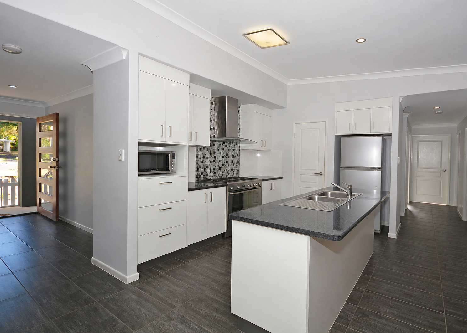 27 Spence Street, POINT VERNON, QLD 4655 AUS
