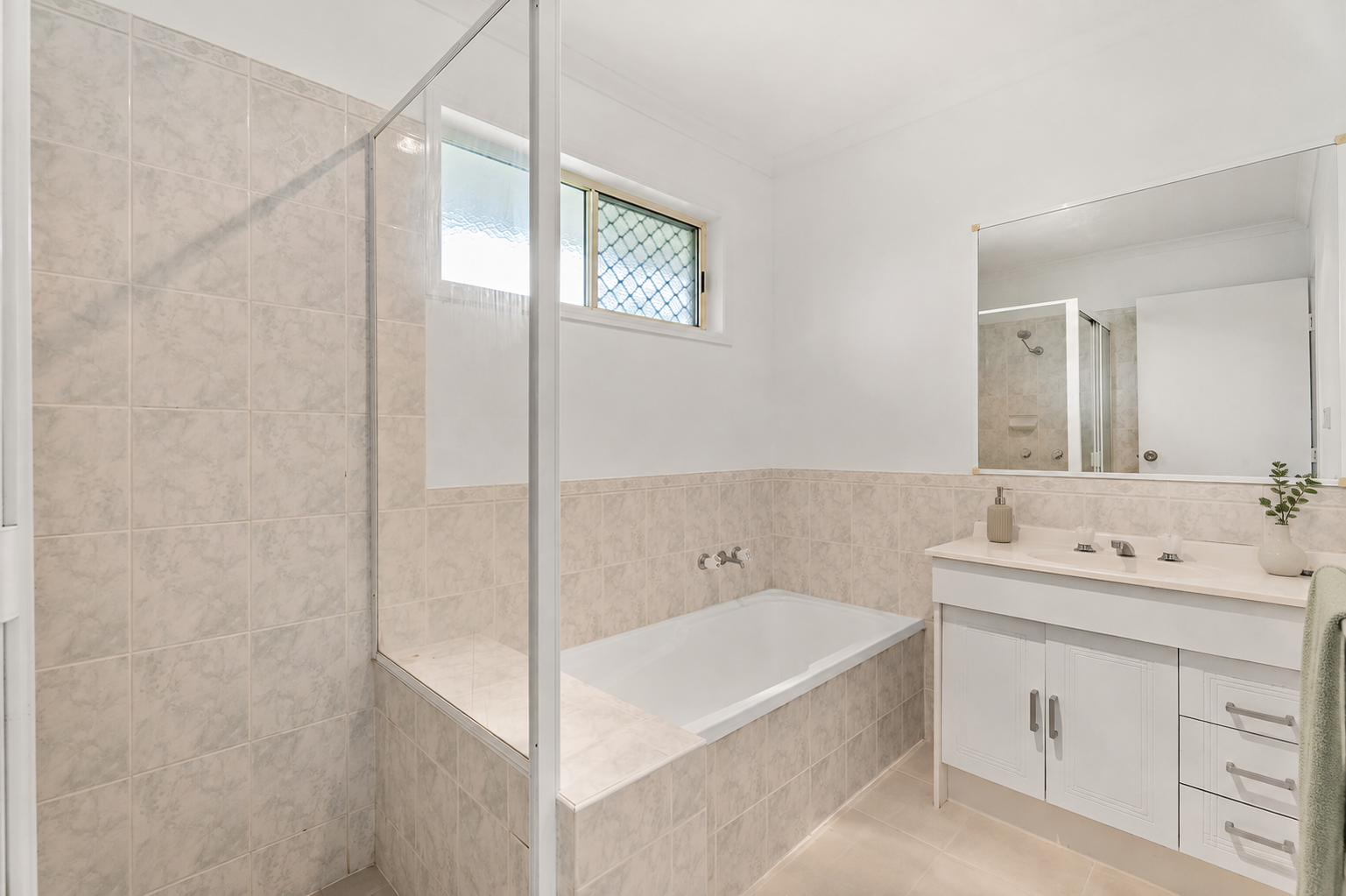 190 Lower Mountain Road, DUNDOWRAN, QLD 4655 AUS