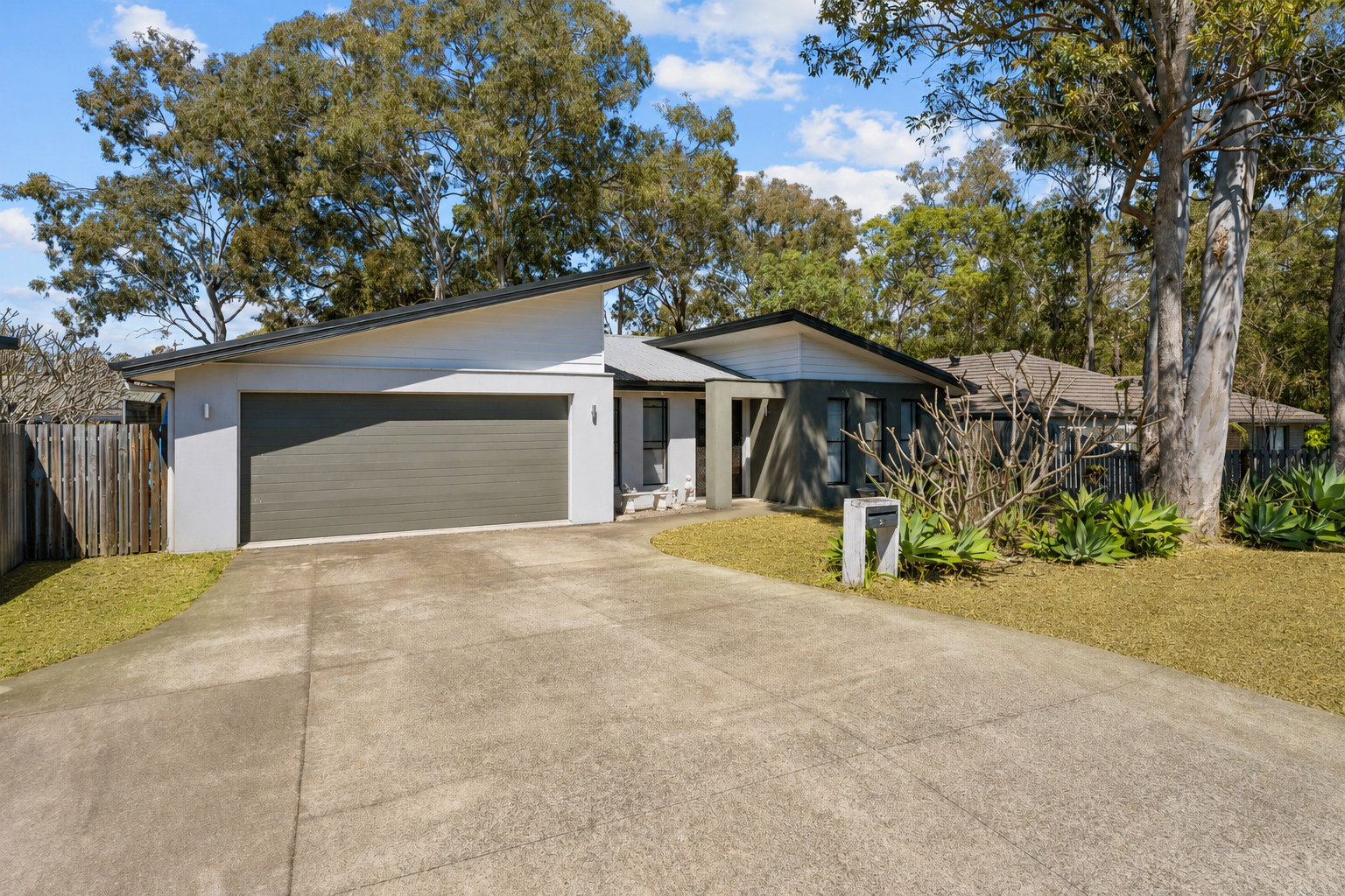27 Spence Street, POINT VERNON, QLD 4655 AUS