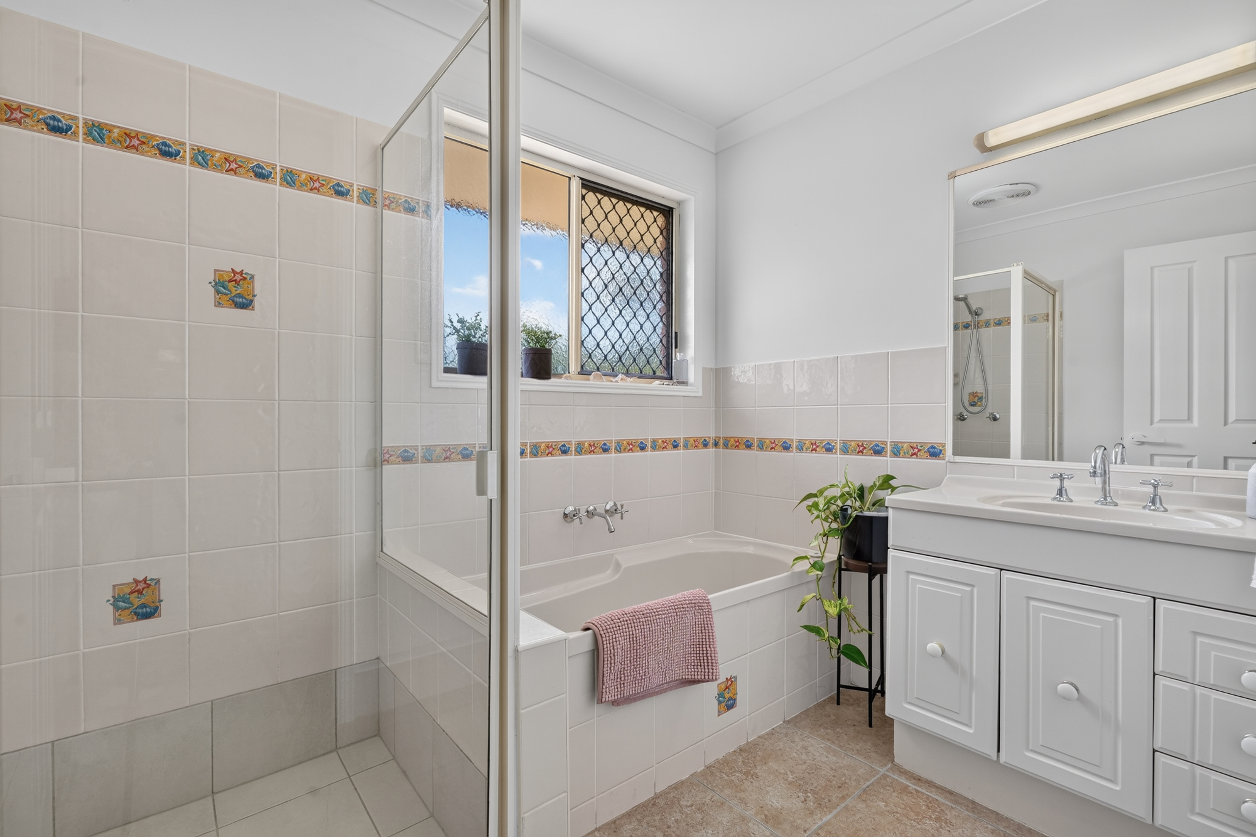 14 Kathleen Crescent, WONDUNNA, QLD 4655 AUS