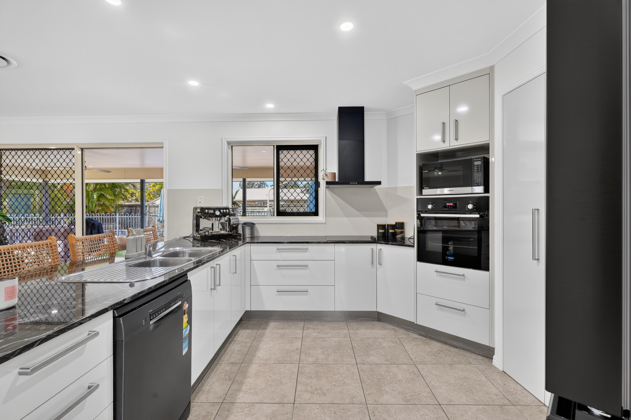 14 Kathleen Crescent, WONDUNNA, QLD 4655 AUS