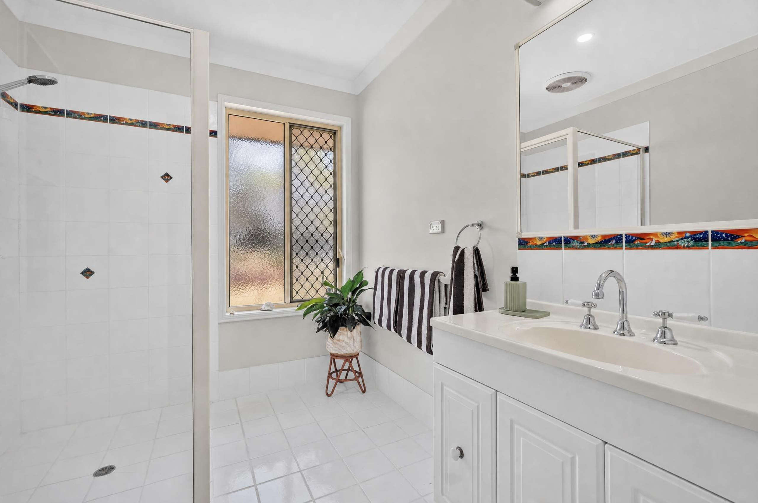 14 Kathleen Crescent, WONDUNNA, QLD 4655 AUS