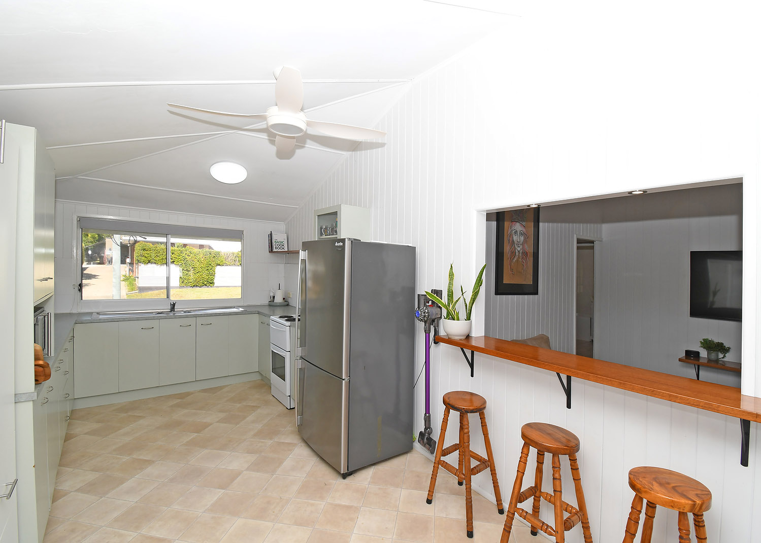 7 Lincolnfield Street, TORQUAY, QLD 4655 AUS
