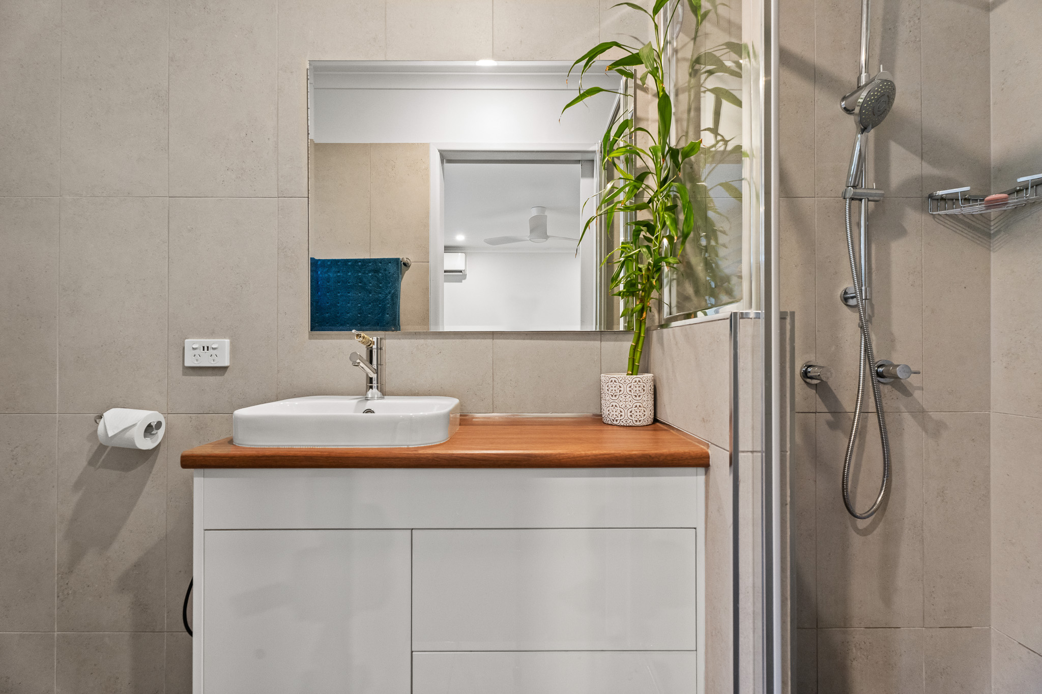 16 Wellington Crescent, WONDUNNA, QLD 4655 AUS