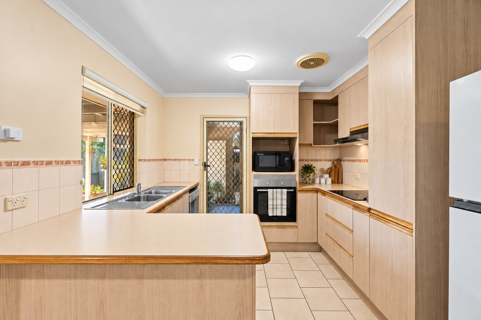 6 Carrie Court, TORQUAY, QLD 4655 AUS