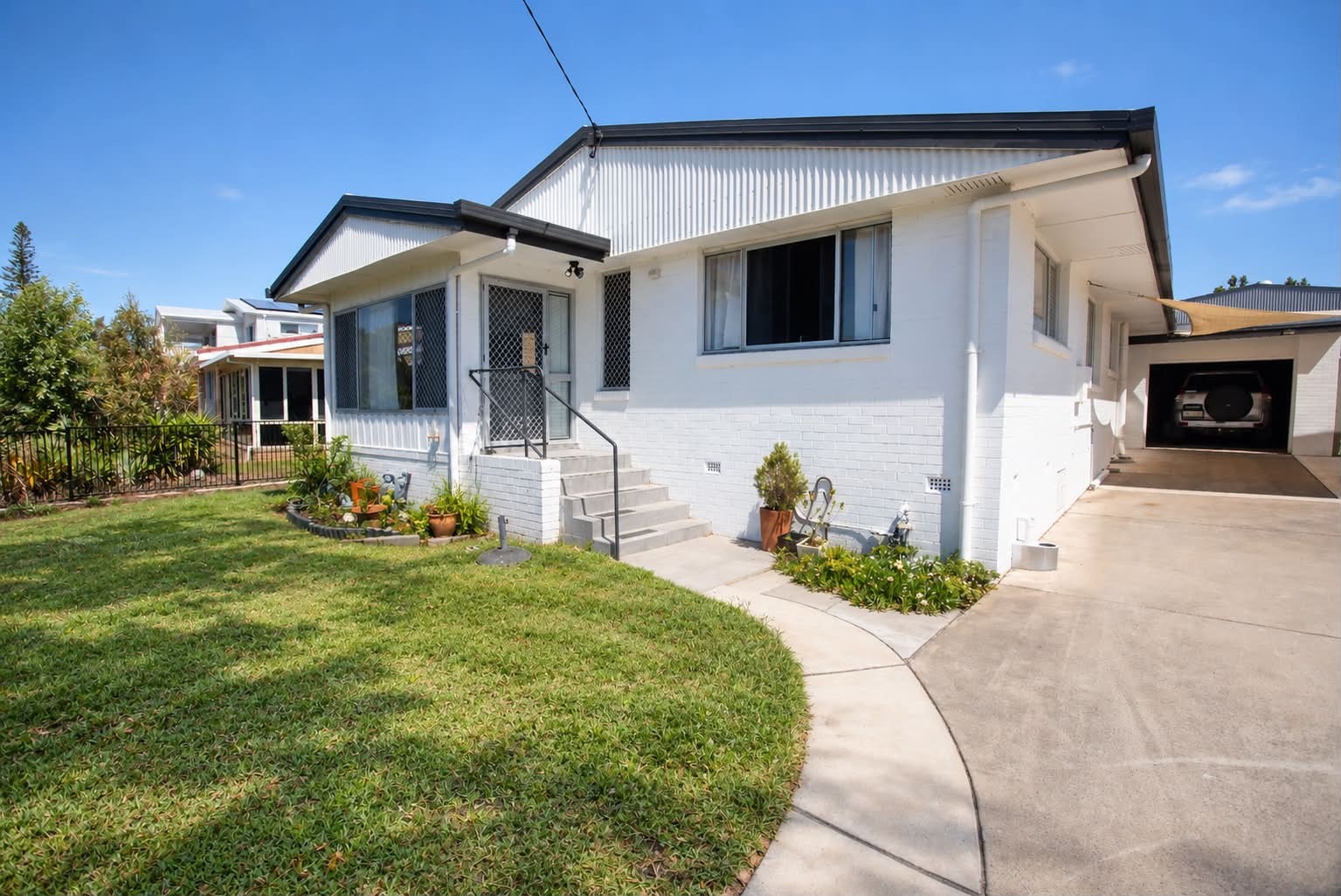 196 Esplanade, POINT VERNON, QLD 4655 AUS