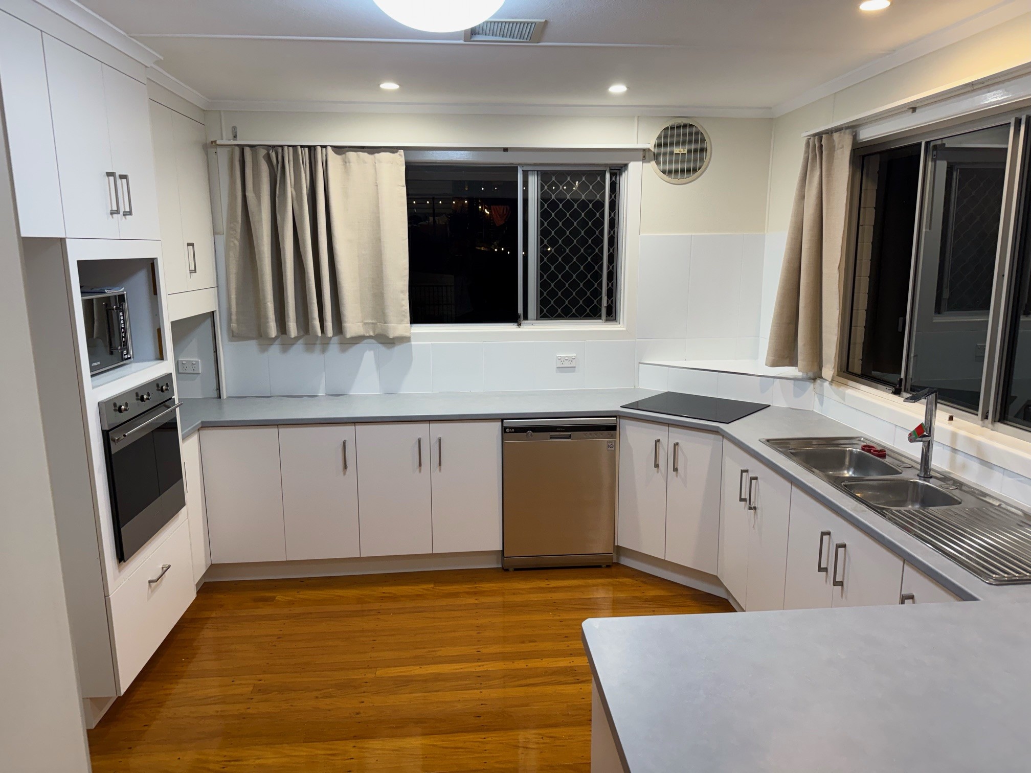 196 Esplanade, POINT VERNON, QLD 4655 AUS