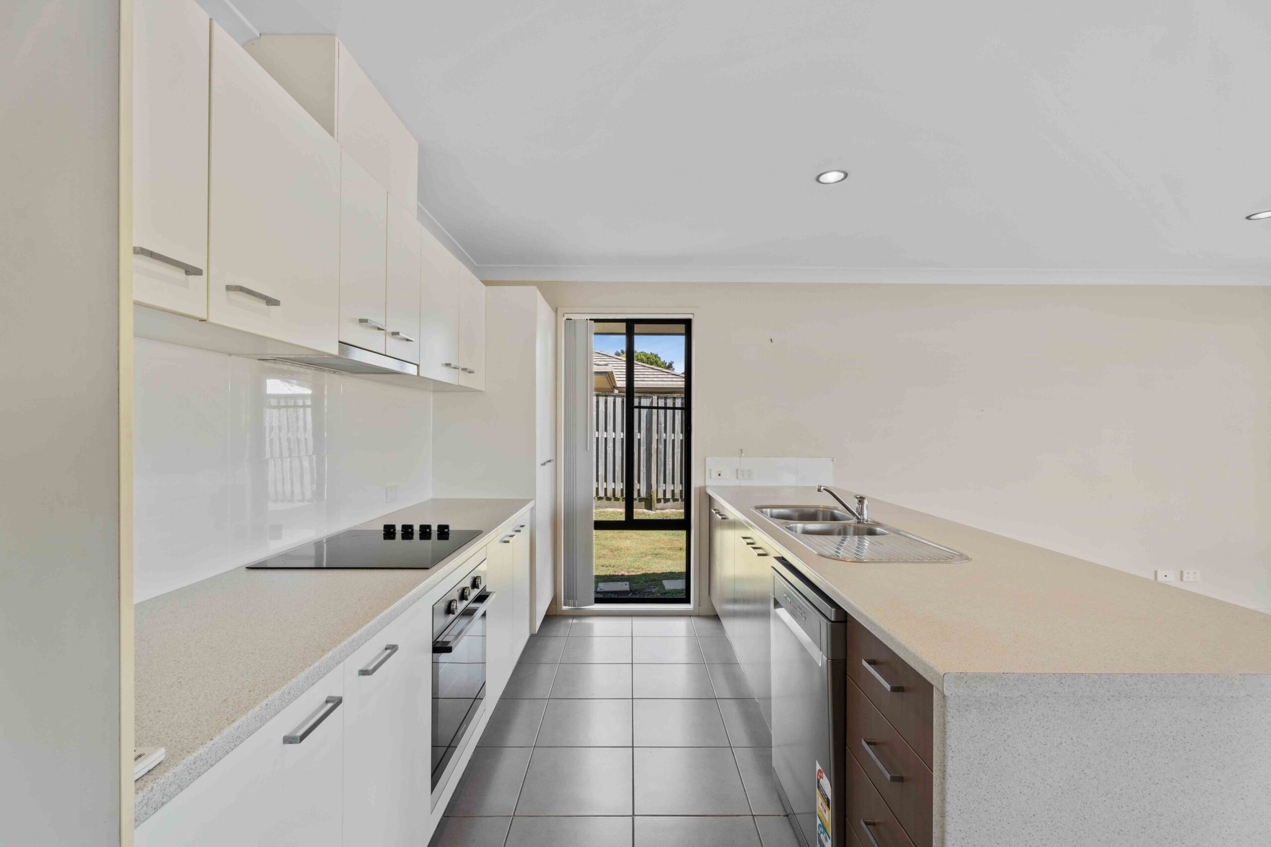 8 Parkhill Avenue, WONDUNNA, QLD 4655 AUS