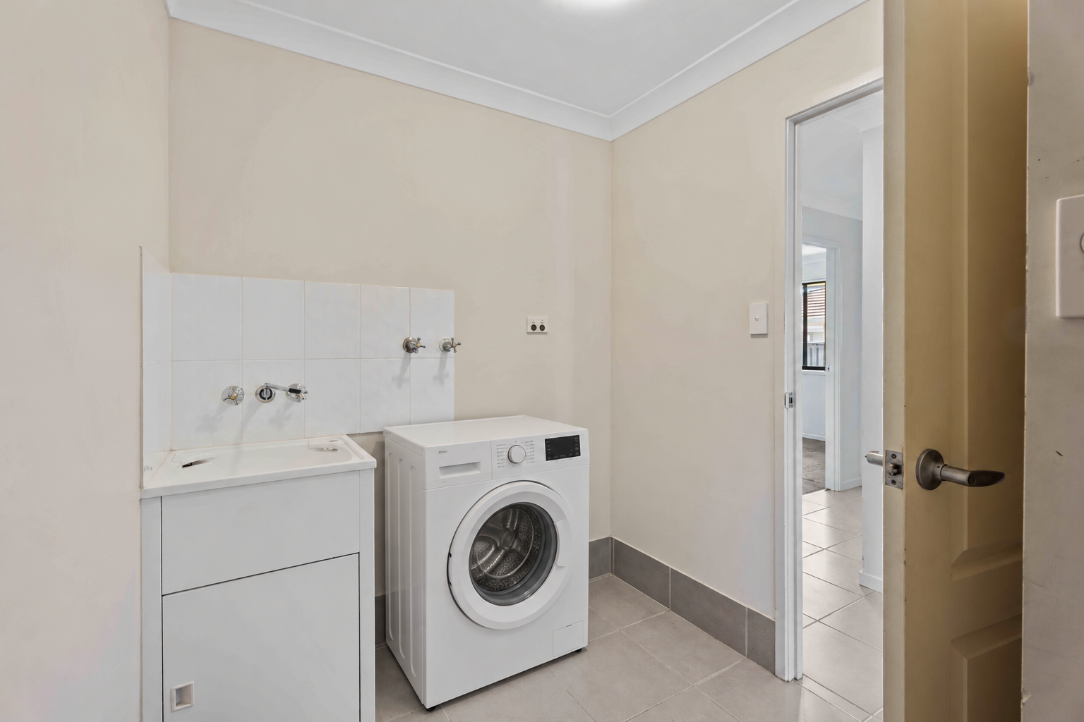 8 Parkhill Avenue, WONDUNNA, QLD 4655 AUS