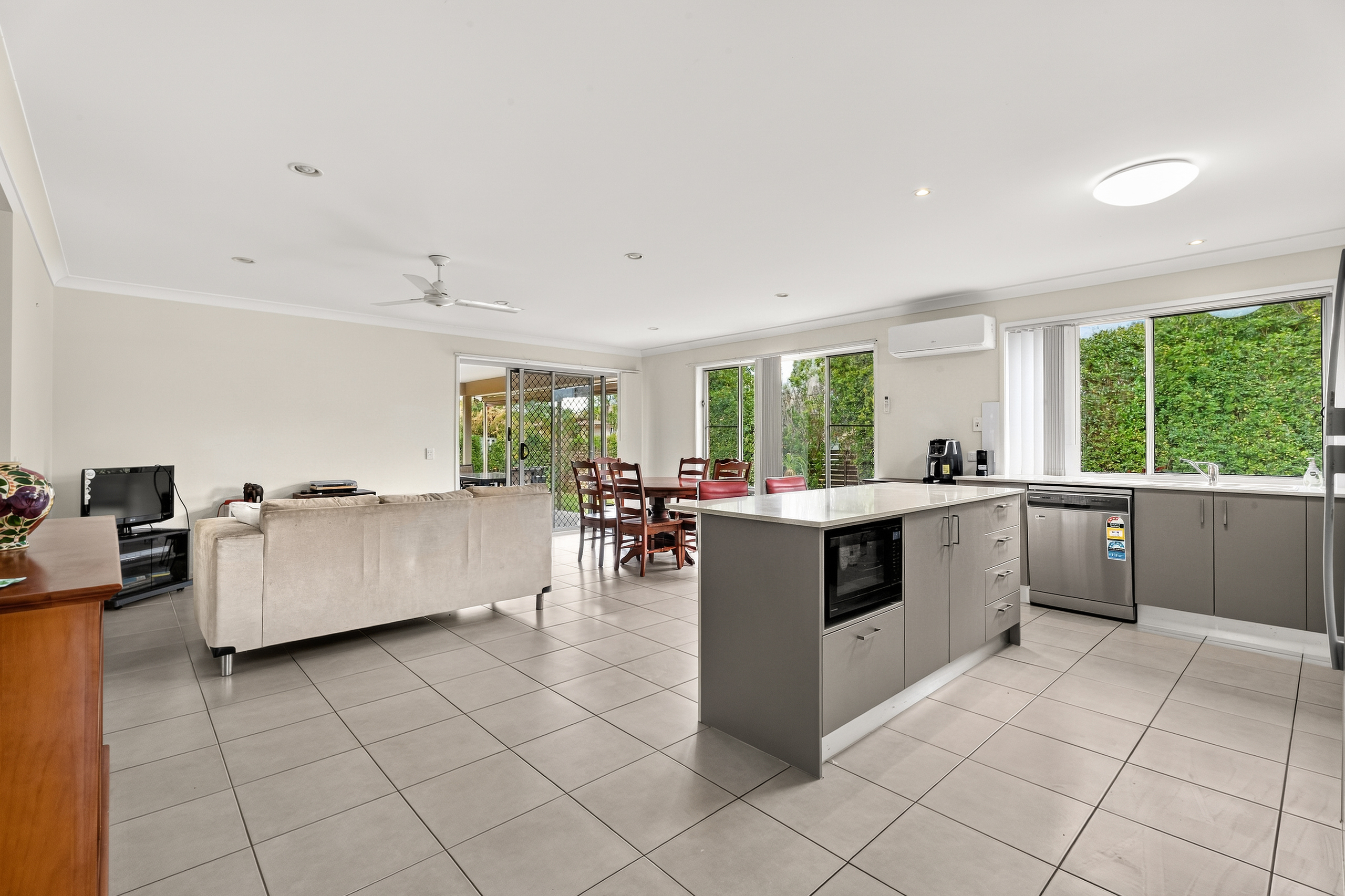 2 Oxley Circuit, URRAWEEN, QLD 4655 AUS
