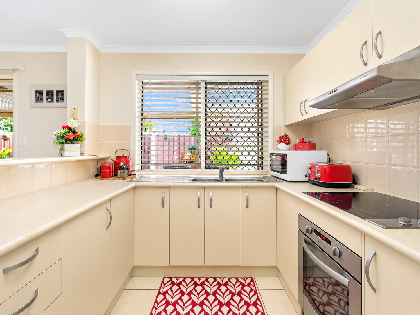 2 Brooke Court, TORQUAY, QLD 4655 AUS